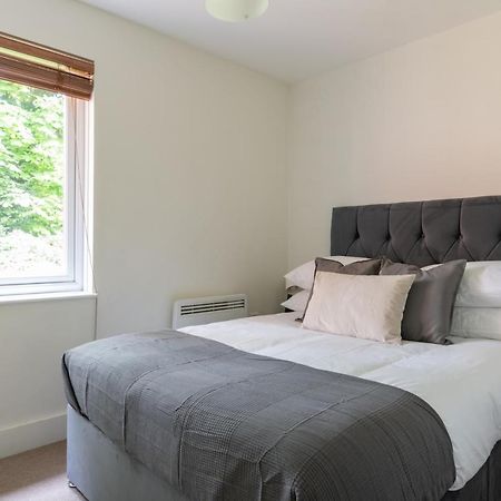 Bright 2Br Apartment - 2 Free Parking Spaces - Near Lgw Airport Crawley  Dış mekan fotoğraf