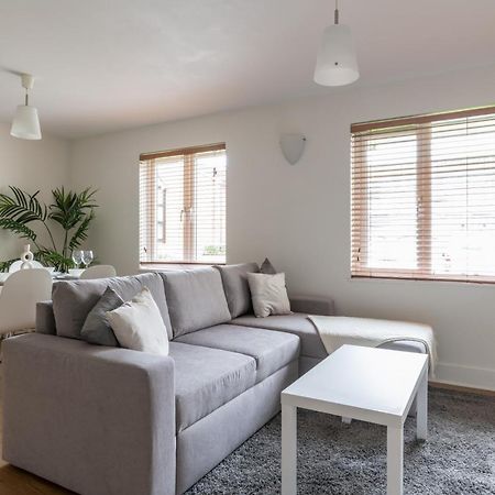 Bright 2Br Apartment - 2 Free Parking Spaces - Near Lgw Airport Crawley  Dış mekan fotoğraf