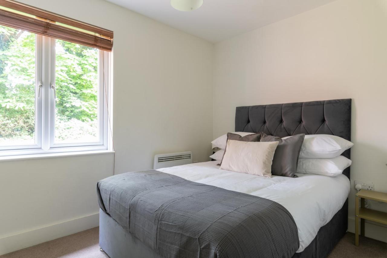 Bright 2Br Apartment - 2 Free Parking Spaces - Near Lgw Airport Crawley  Dış mekan fotoğraf