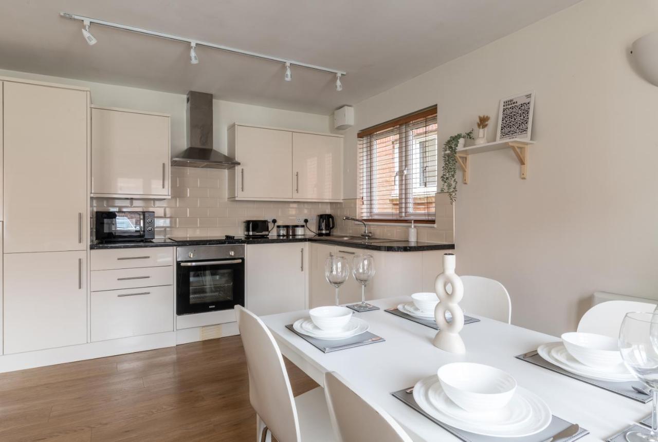 Bright 2Br Apartment - 2 Free Parking Spaces - Near Lgw Airport Crawley  Dış mekan fotoğraf