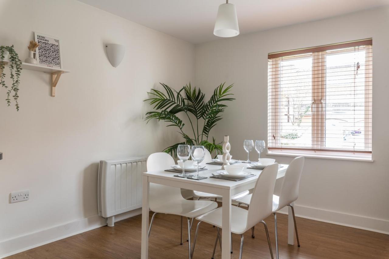 Bright 2Br Apartment - 2 Free Parking Spaces - Near Lgw Airport Crawley  Dış mekan fotoğraf