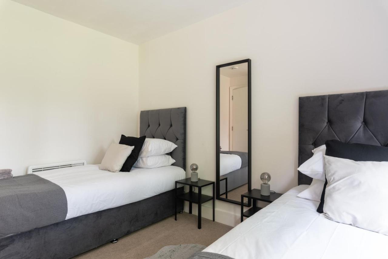 Bright 2Br Apartment - 2 Free Parking Spaces - Near Lgw Airport Crawley  Dış mekan fotoğraf