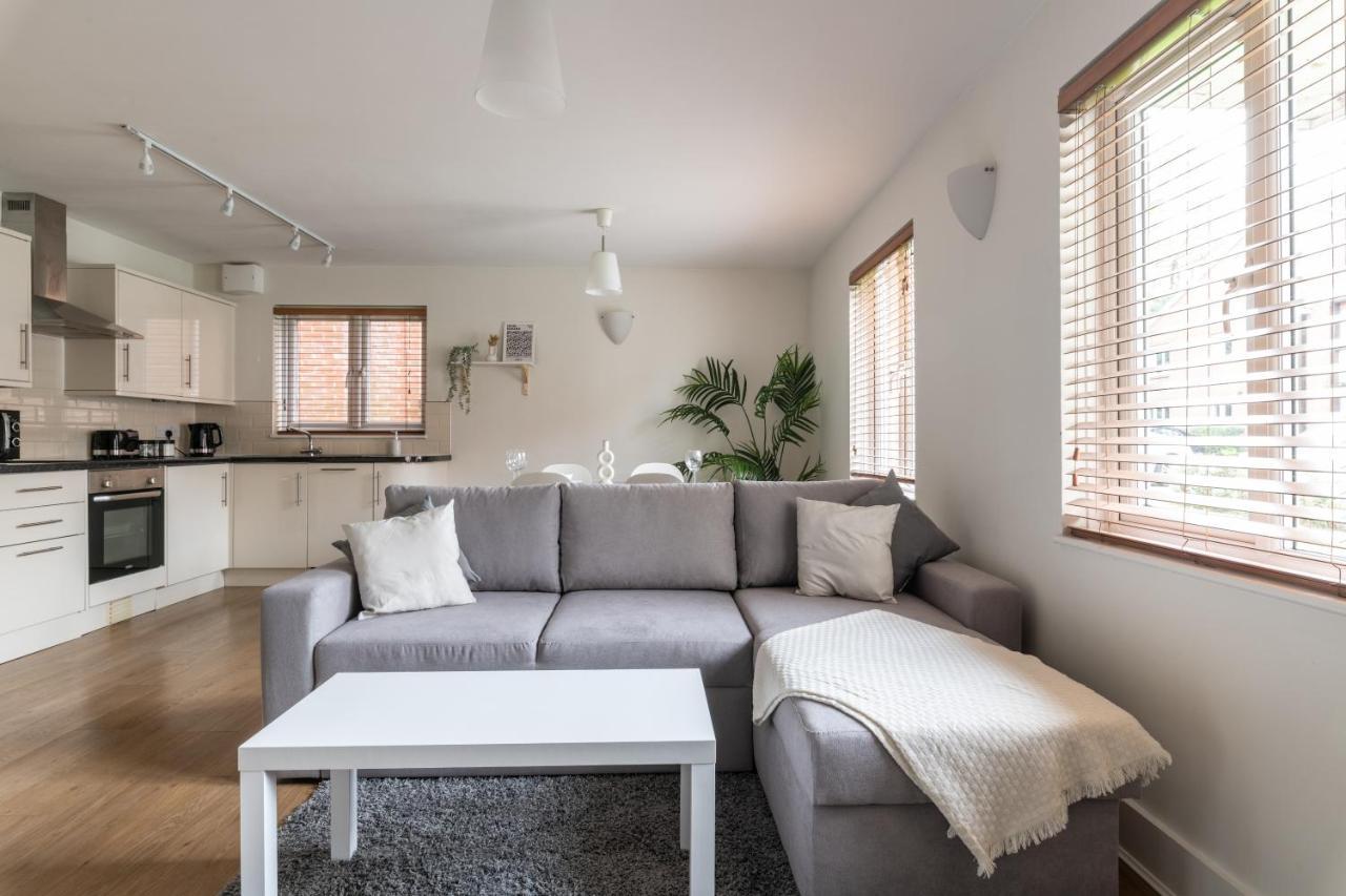 Bright 2Br Apartment - 2 Free Parking Spaces - Near Lgw Airport Crawley  Dış mekan fotoğraf
