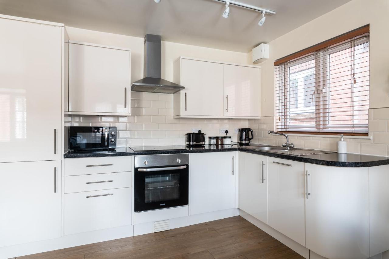 Bright 2Br Apartment - 2 Free Parking Spaces - Near Lgw Airport Crawley  Dış mekan fotoğraf