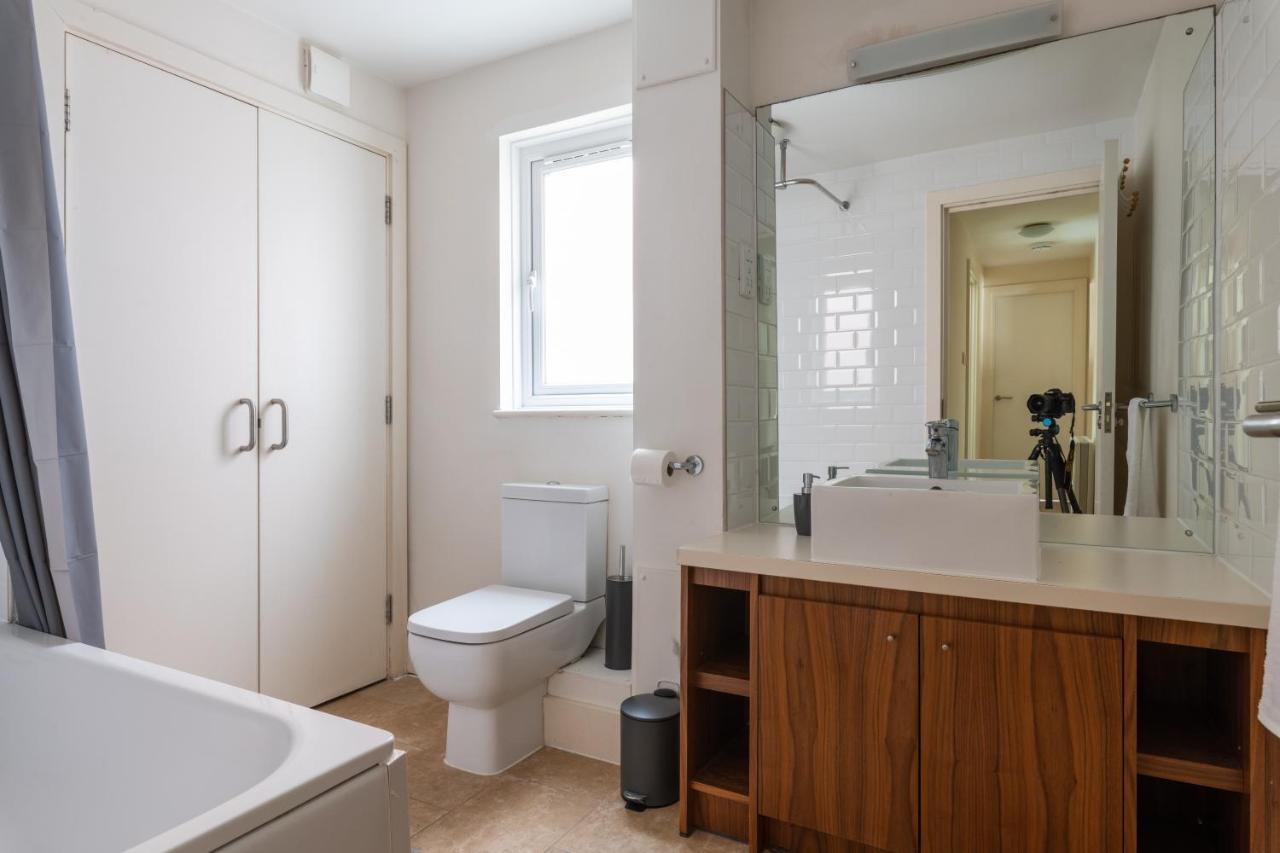 Bright 2Br Apartment - 2 Free Parking Spaces - Near Lgw Airport Crawley  Dış mekan fotoğraf