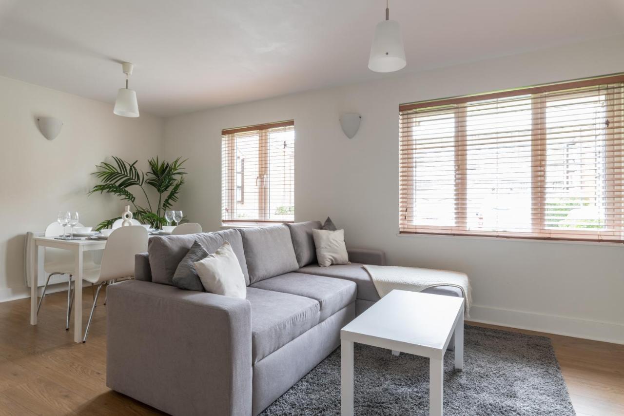 Bright 2Br Apartment - 2 Free Parking Spaces - Near Lgw Airport Crawley  Dış mekan fotoğraf