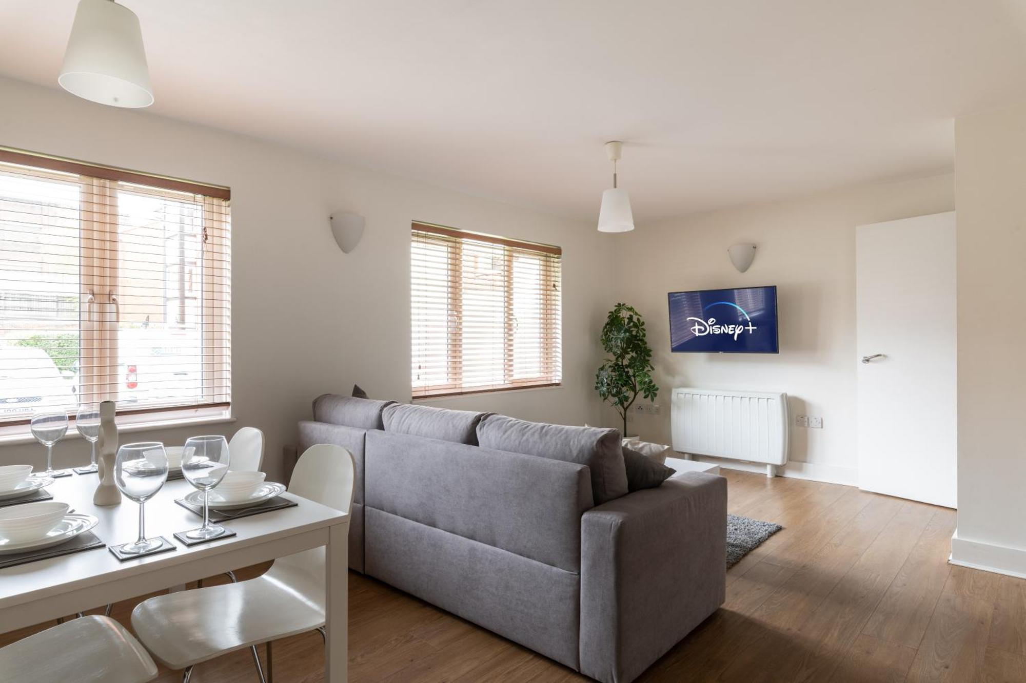 Bright 2Br Apartment - 2 Free Parking Spaces - Near Lgw Airport Crawley  Dış mekan fotoğraf